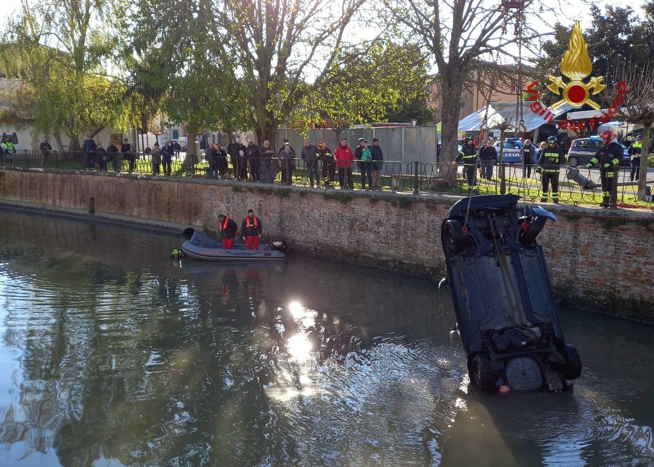 Auto nel Canal Bianco: la conducente si salva prima di affondare