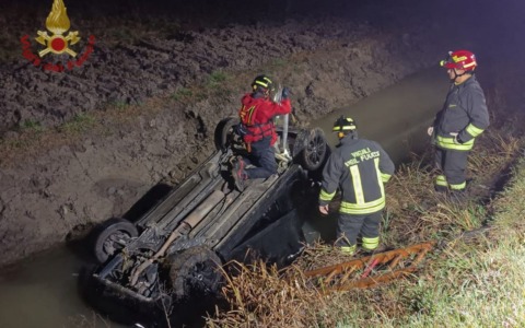 Auto si ribalta in un canale a Canda, ferito il conducente