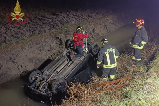 Auto si ribalta in un canale a Canda, ferito il conducente
