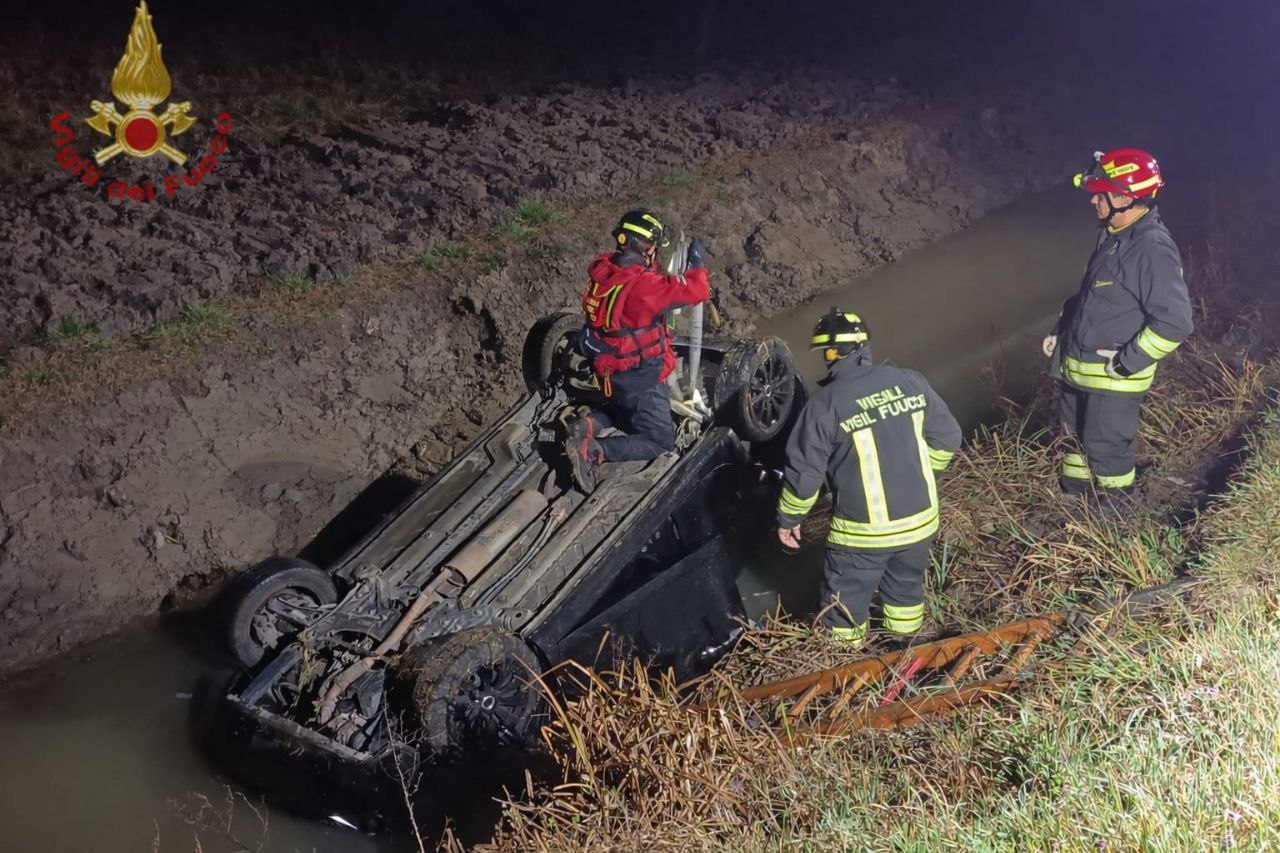 Auto si ribalta in un canale a Canda, ferito il conducente