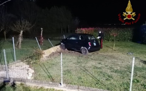 Auto finisce fuori strada, abbatte recinzione e danneggia conduttura del gas a Fratta Polesine
