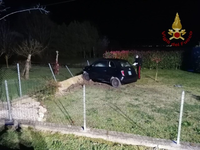 Auto finisce fuori strada, abbatte recinzione e danneggia conduttura del gas a Fratta Polesine