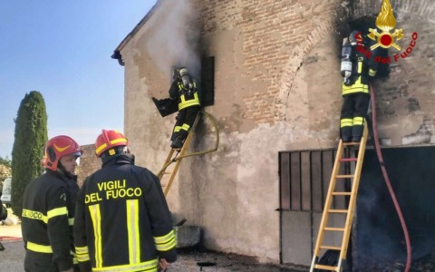 Incendio in magazzino agricolo a Rovigo: tetto parzialmente crollato