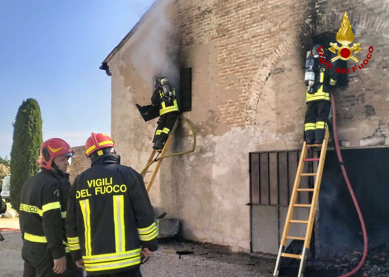 Incendio in magazzino agricolo a Rovigo: tetto parzialmente crollato