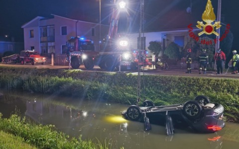 Villadose, auto si ribalta in un canale: famiglia riesce a salvarsi