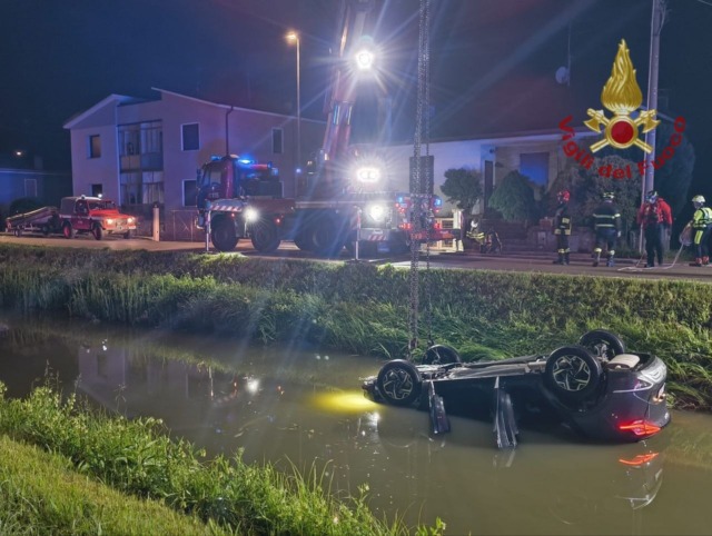 Villadose, auto si ribalta in un canale: famiglia riesce a salvarsi